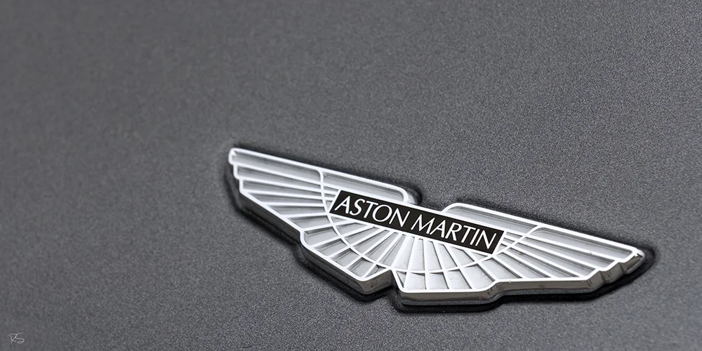 <strong>Aston Martin</strong> • Logotype, automobile - Le Castellet <small>© Rémy SALAÜN</small>