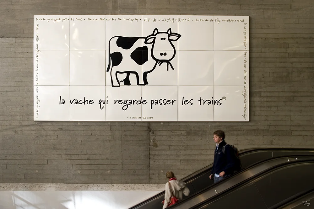 <strong>La Vache qui Regarde Passer les Trains</strong> • Gare du Midi - Brussels <small>© Rémy SALAÜN</small>