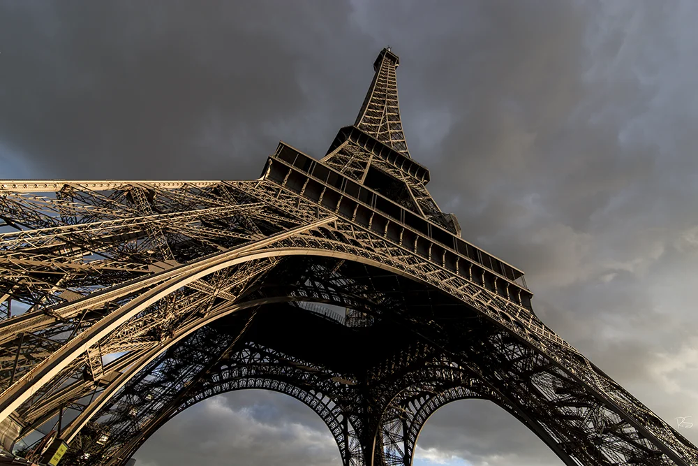 <strong>Sous la Tour Eiffel</strong> • Tour Eiffel - Paris <small>© Rémy SALAÜN</small>