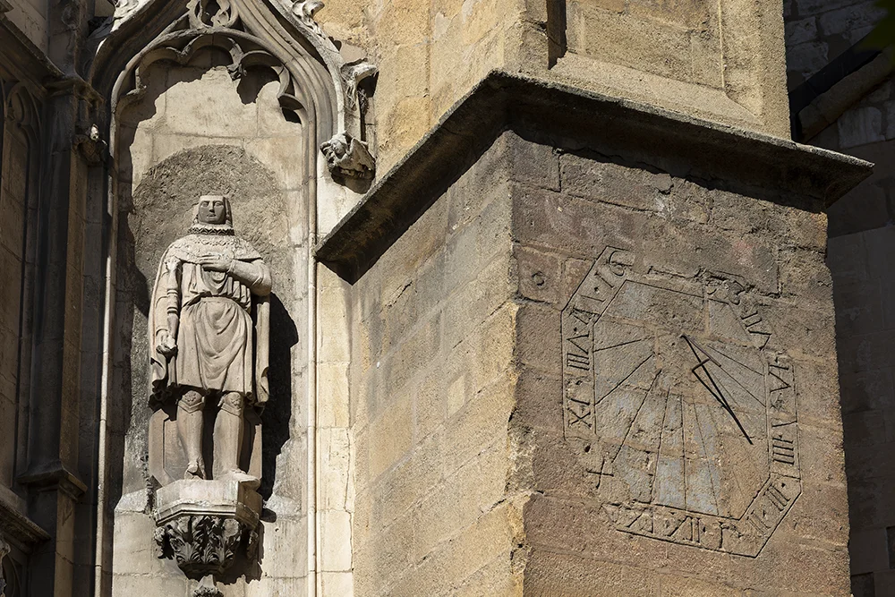 <strong>Statue et Cadran Solaire</strong> • Cathédrale Saint-Sauveur - Aix-en-Provence <small>© Rémy SALAÜN</small>