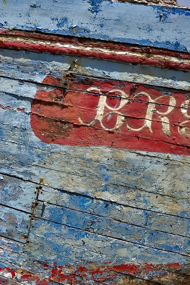 <strong>Cyan et Rouge en Carénage</strong> • Cimetière de bateaux - Camaret-sur-Mer <small>© Rémy SALAÜN</small>