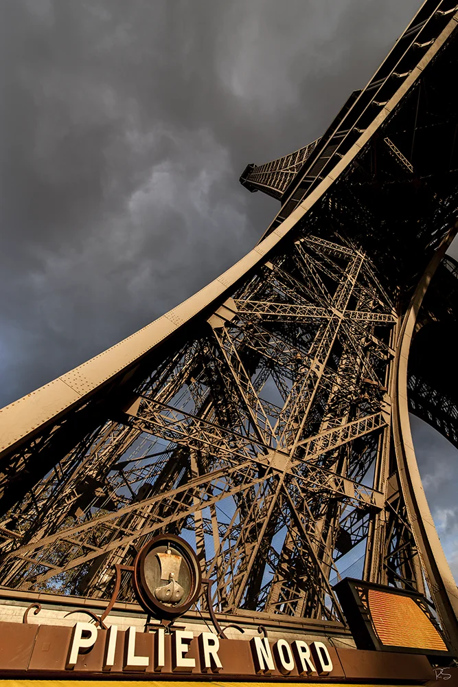 <strong>Sous la Tour Eiffel #02</strong> • Tour Eiffel - Paris <small>© Rémy SALAÜN</small>